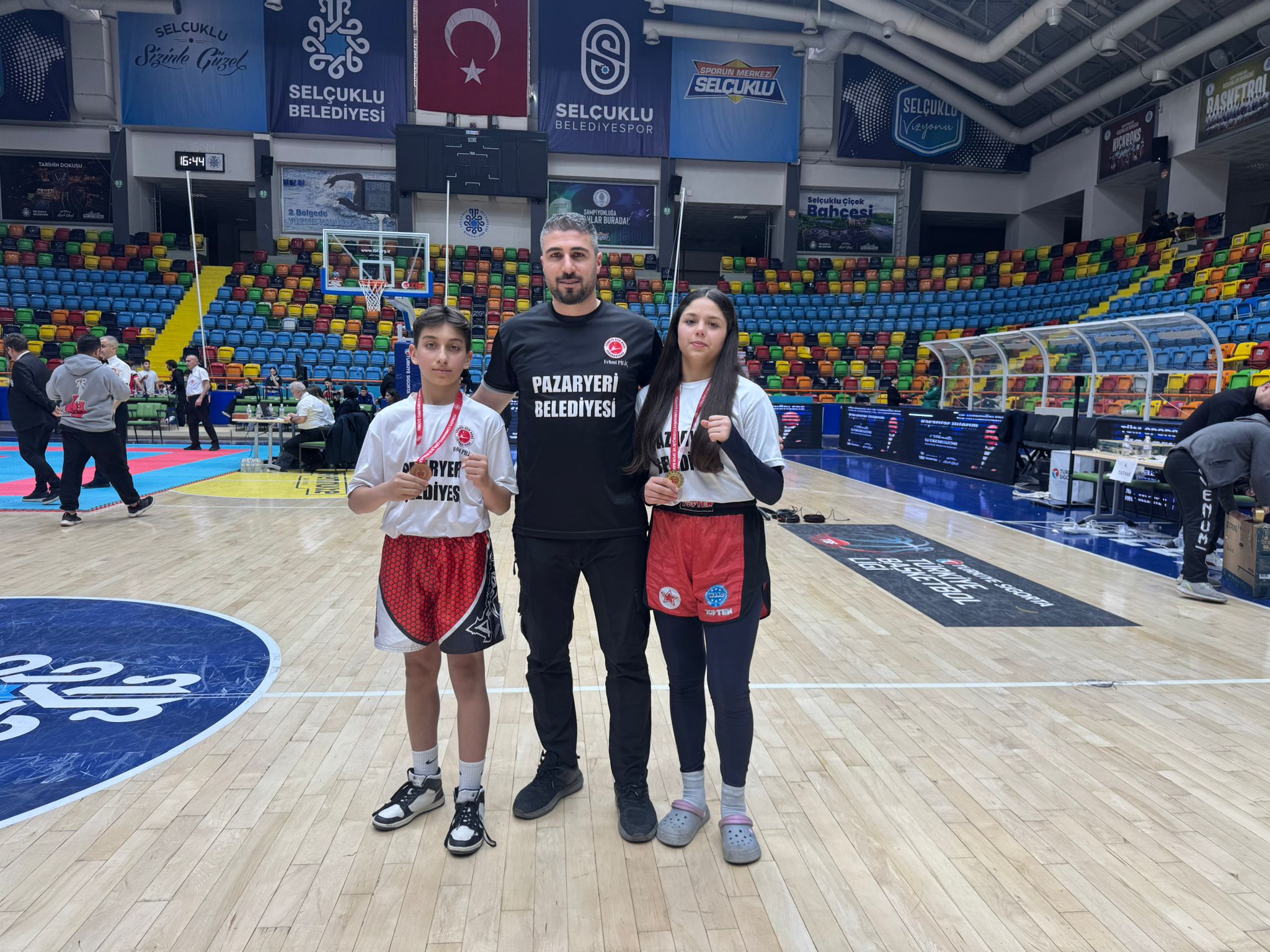 PAZARYERİ’NİN KİCK BOKS GURURU: ÜST ÜSTE 4. ŞAMPİYONLUK