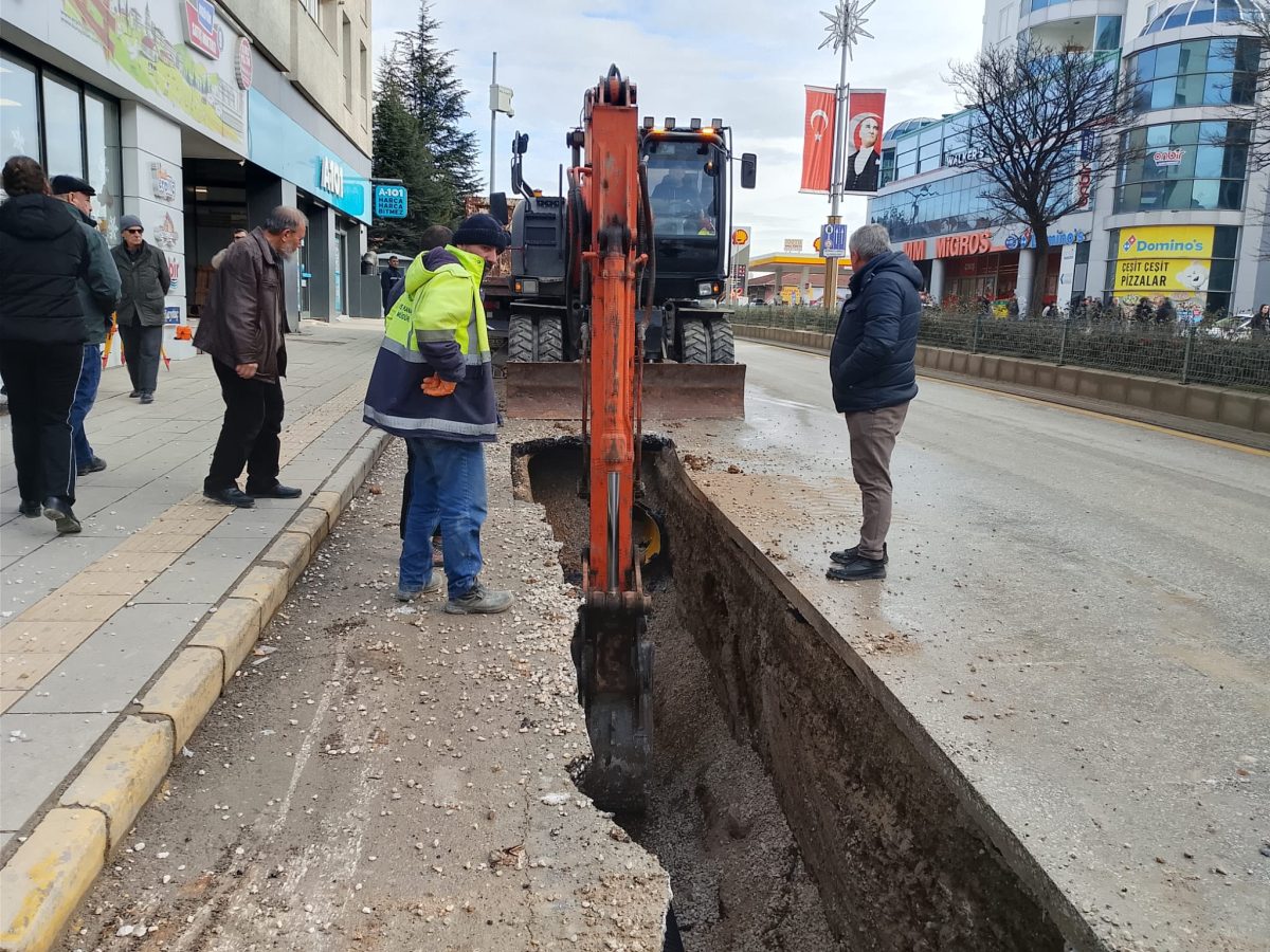 İSMET İNÖNÜ CADDESİ’NDE KANALİZASYON HATTI YENİLENİYOR