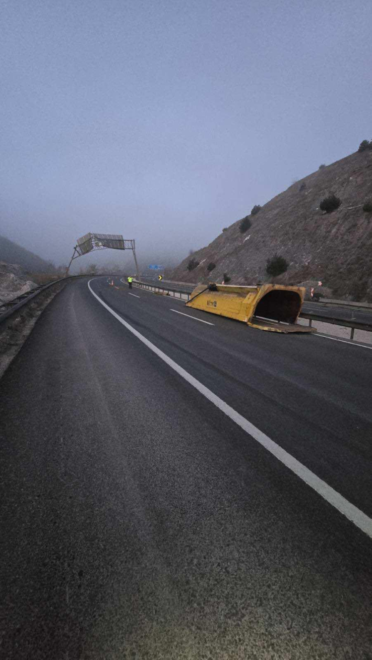 Bilecik Pazaryeri’nde trafikte dikkatsizlik! Açılan damper tabelayı devirdi