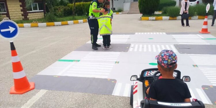 KORUMA ALTINDAKİ ÇOCUKLARDAN JANDARMA TEŞKİLATINA ANLAMLI ZİYARET